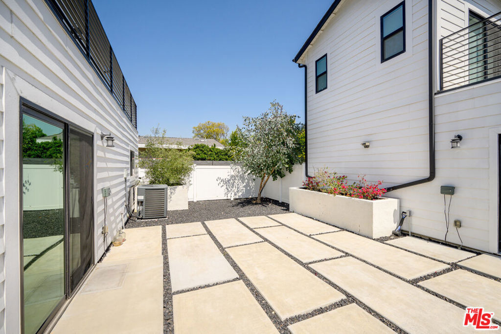 5826 Craner Avenue - Photo 11