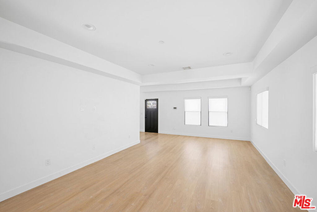 5826 Craner Avenue - Photo 4