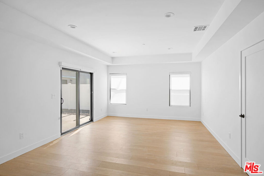 5826 Craner Avenue - Photo 9