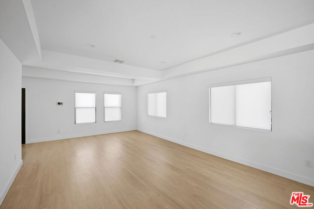 5826 Craner Avenue - Photo 3