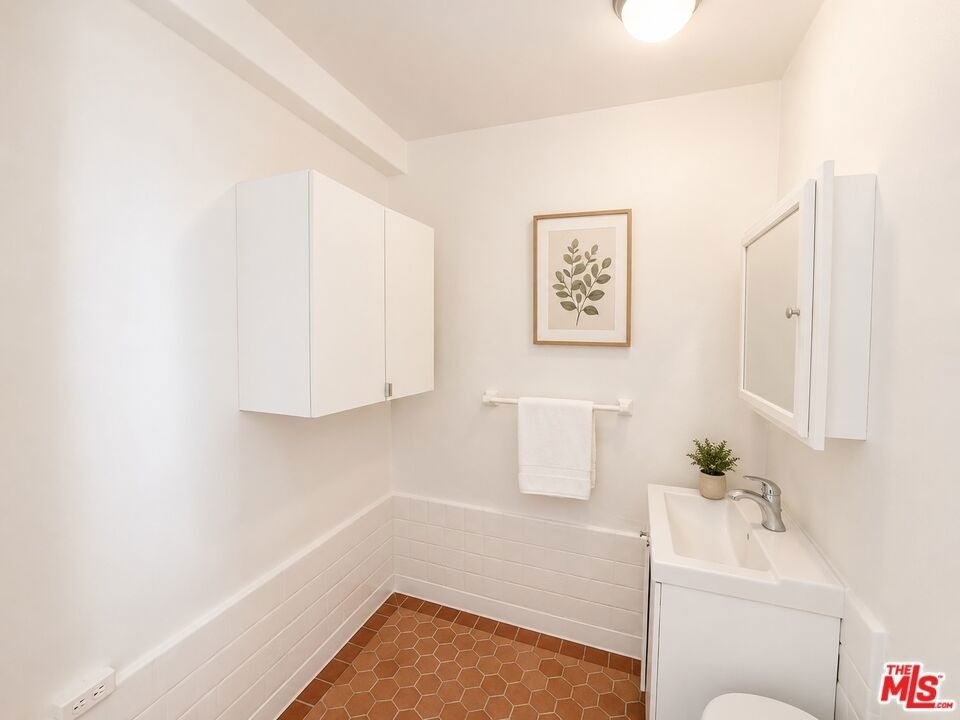 634 S Gramercy Place - Photo 2