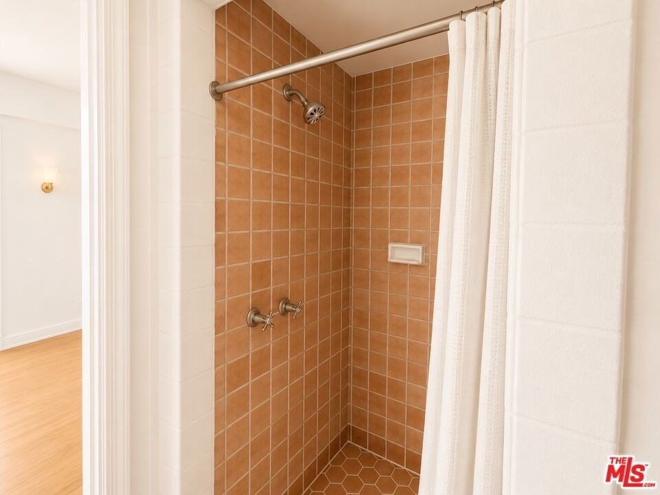 634 S Gramercy Place - Photo 1