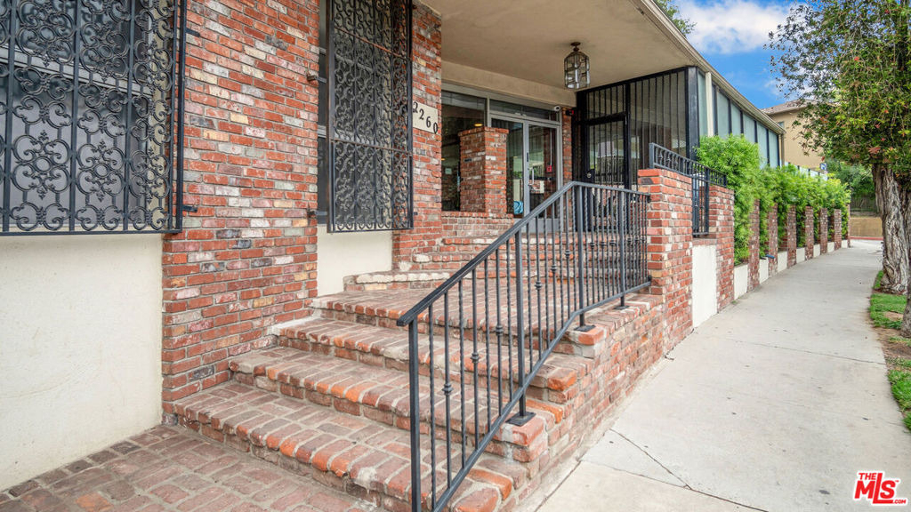 2260 N Cahuenga Boulevard - Photo 29