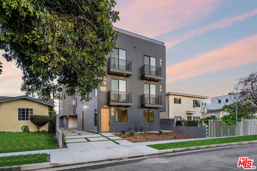 2204 1/2 Carmona Avenue - Photo 1