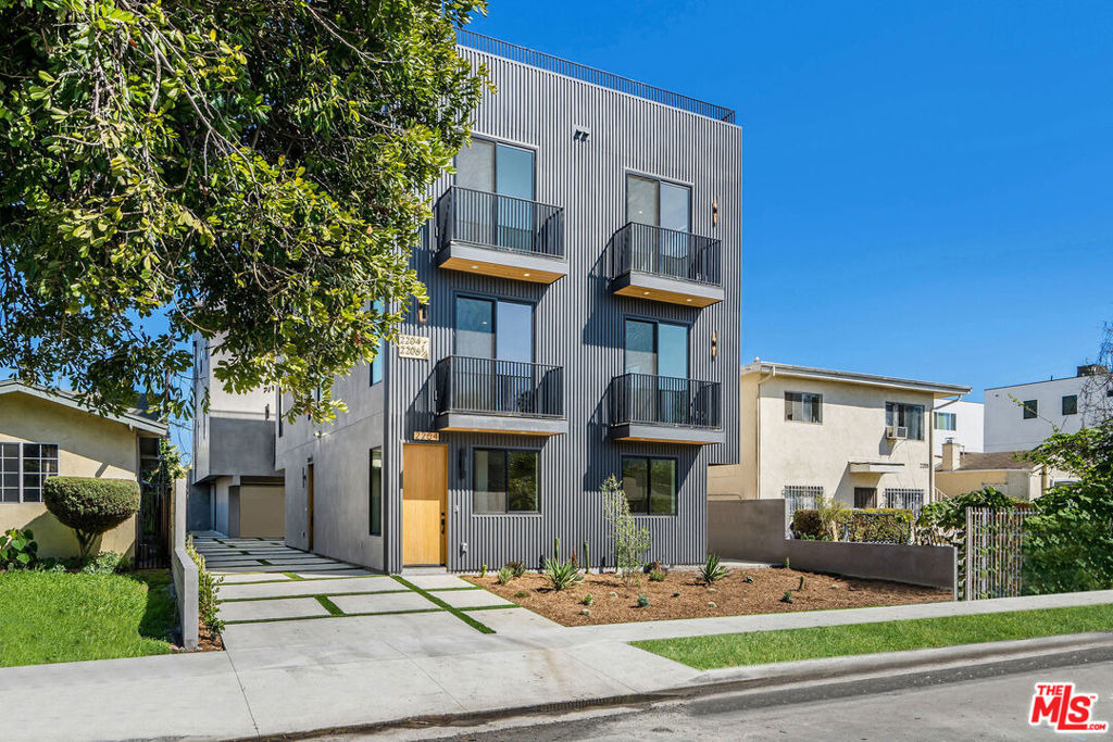 2204 1/2 Carmona Avenue - Photo 0