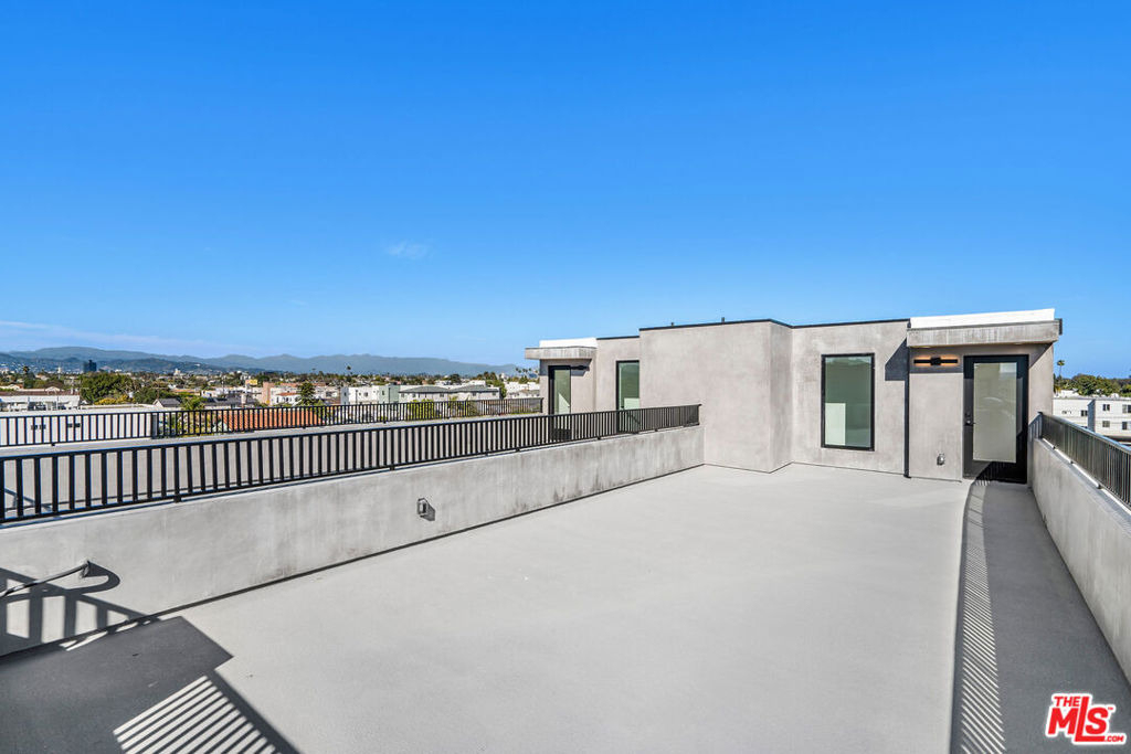 2204 1/2 Carmona Avenue - Photo 32