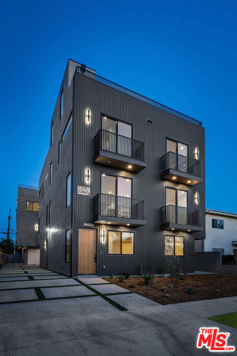 2204 1/2 Carmona Avenue - Photo 22