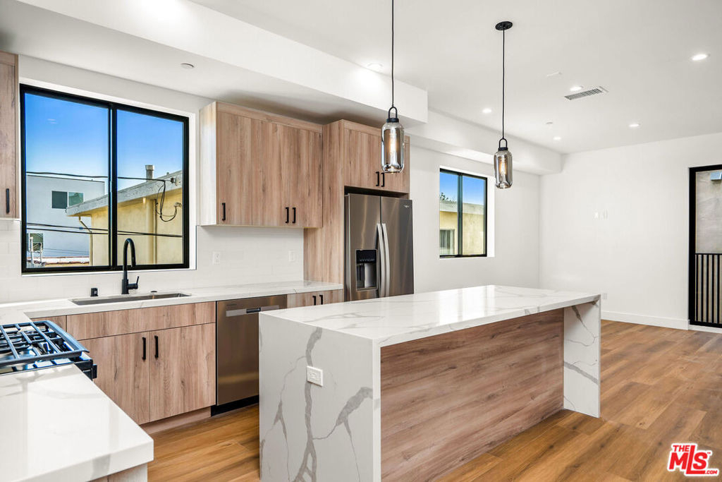 2204 1/2 Carmona Avenue - Photo 2
