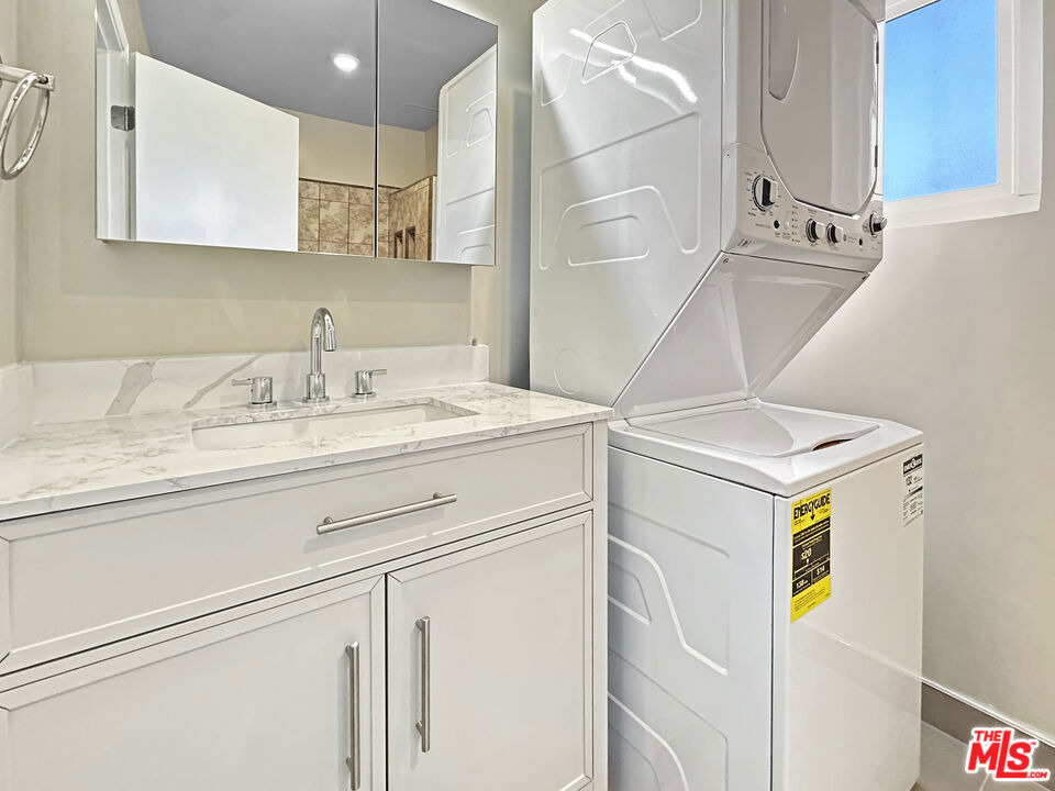 220 E Hyde Park - Photo 4