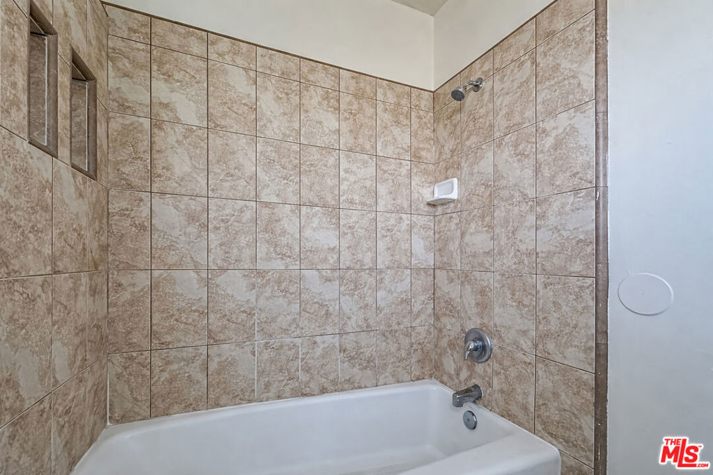 220 E Hyde Park - Photo 5
