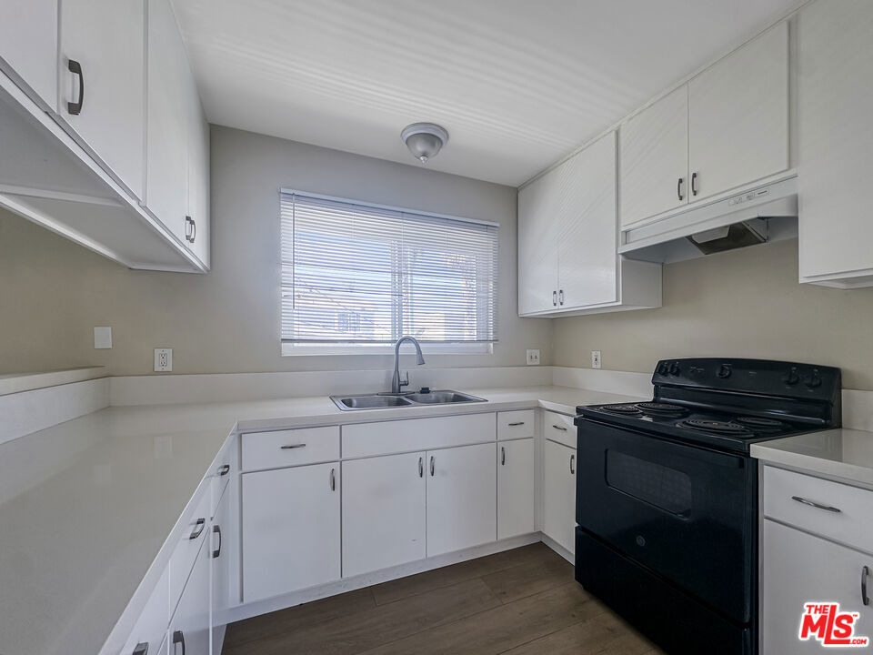 220 E Hyde Park - Photo 2
