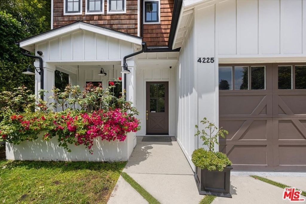 4225 Alcove Avenue - Photo 2
