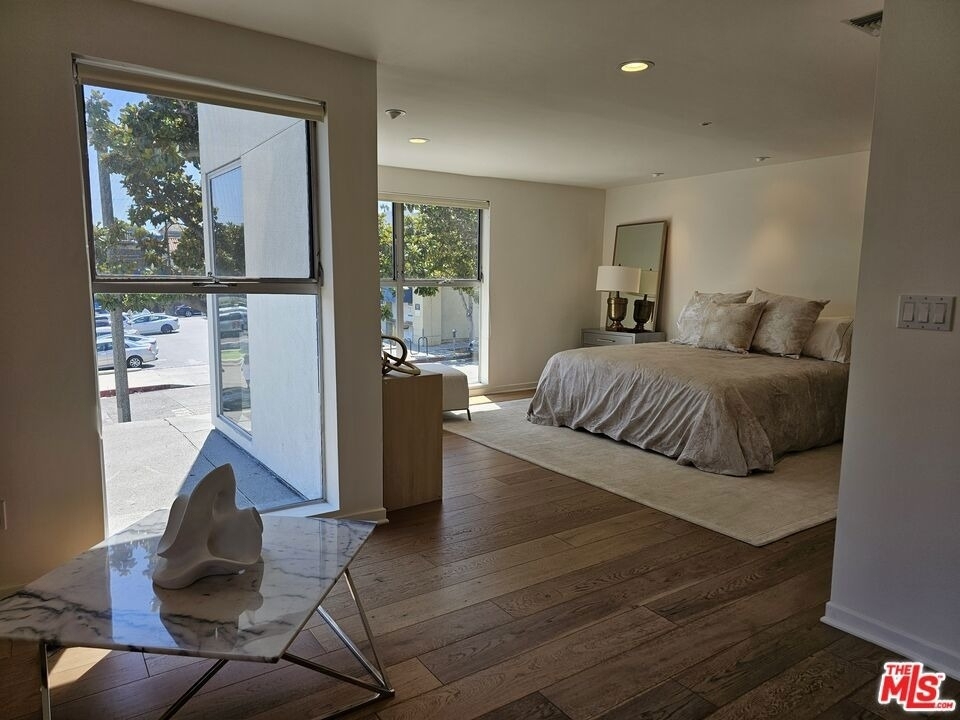 1617 Broadway - Photo 2