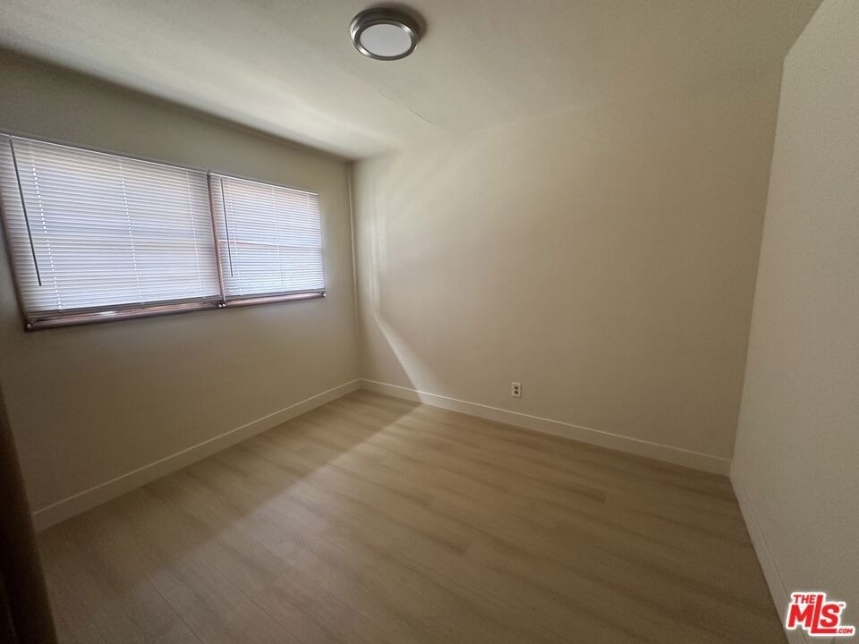 1021 1/2 W 90th Street - Photo 8