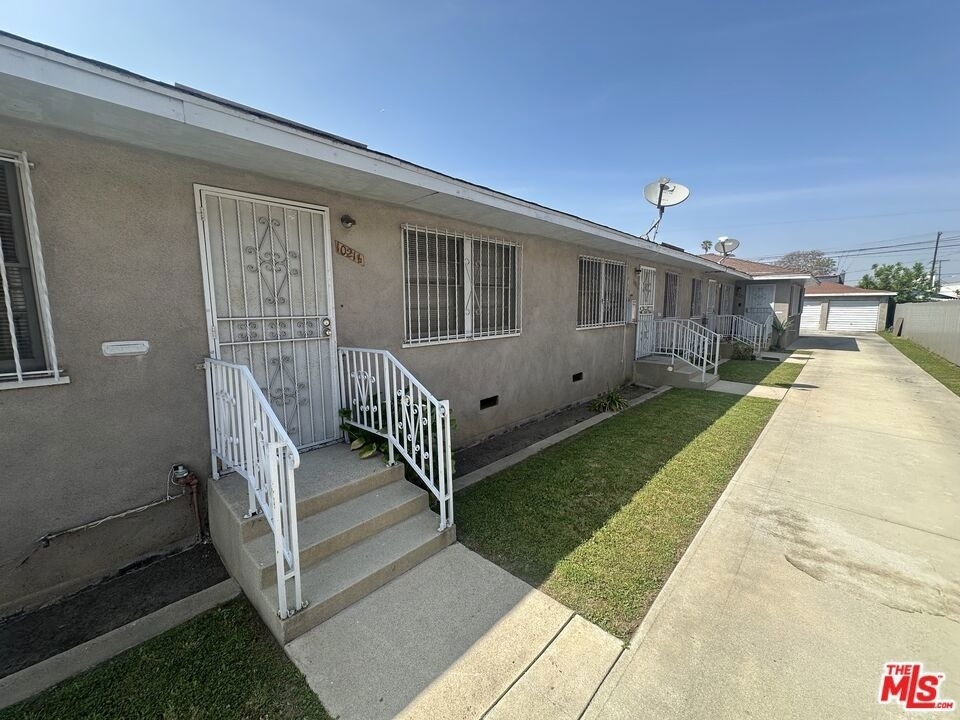 1021 1/2 W 90th Street - Photo 0