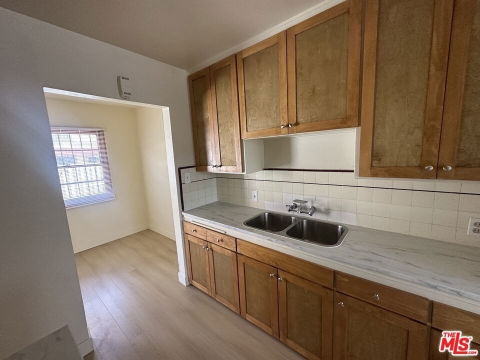 1021 1/2 W 90th Street - Photo 3