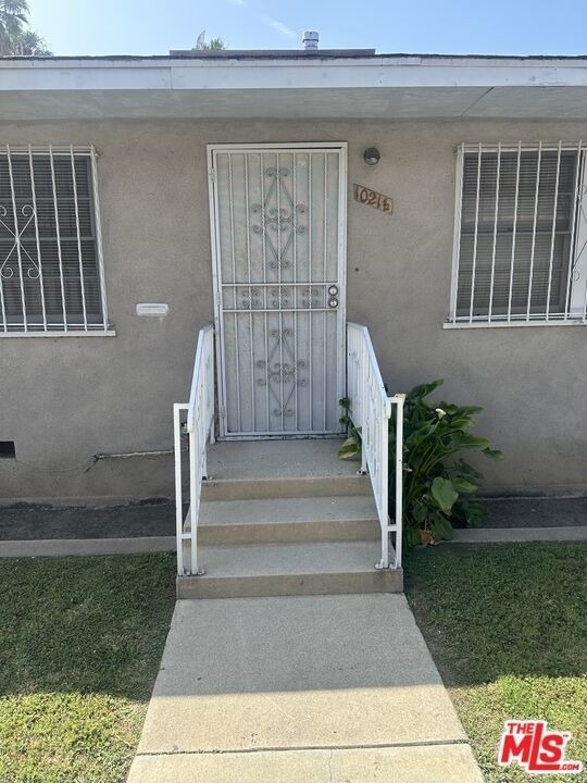 1021 1/2 W 90th Street - Photo 1