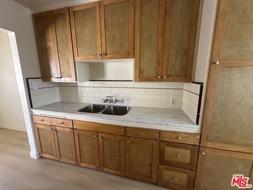 1021 1/2 W 90th Street - Photo 4