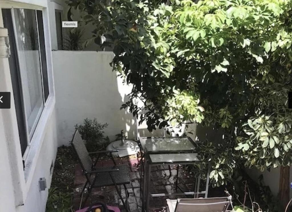 18555 Collins Street - Photo 4