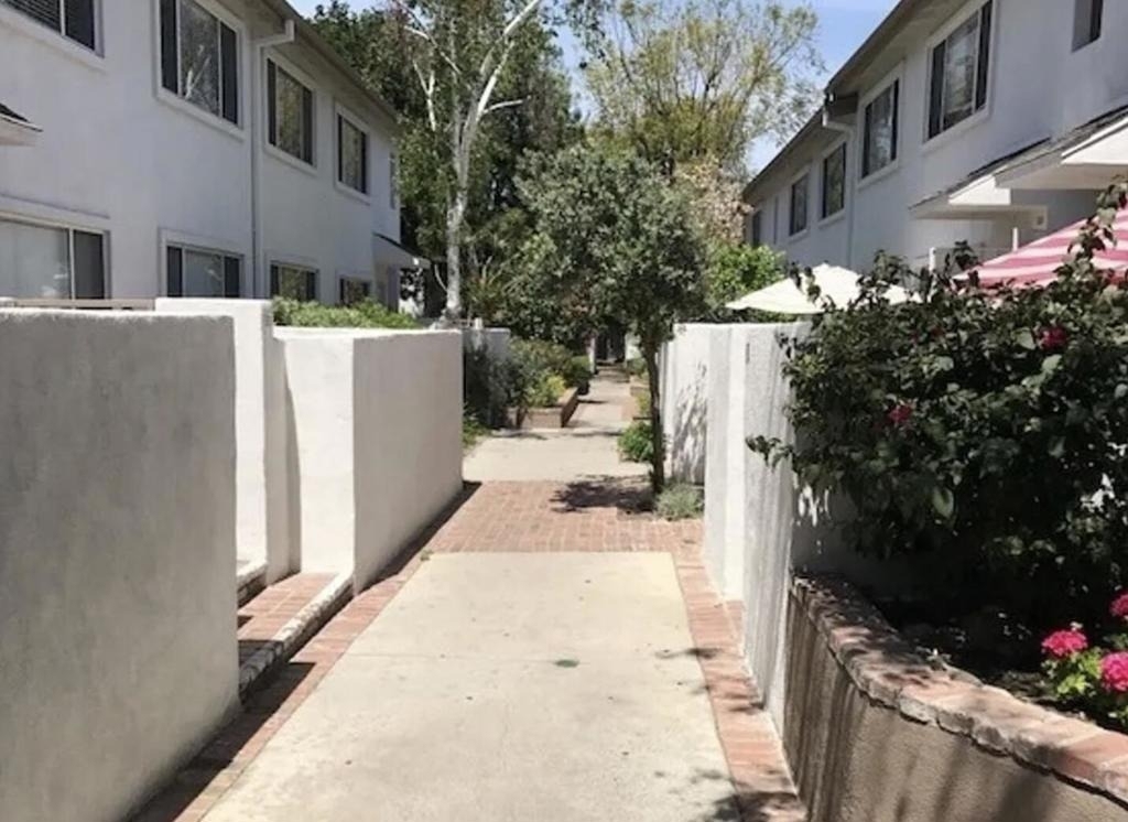 18555 Collins Street - Photo 2