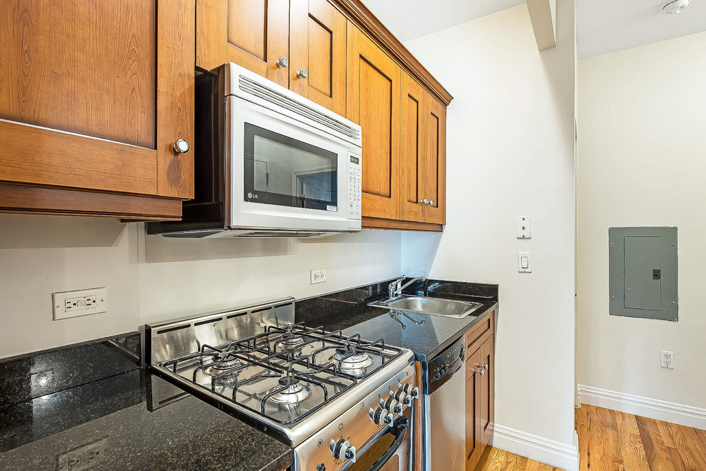437 West 54th Street - Photo 3