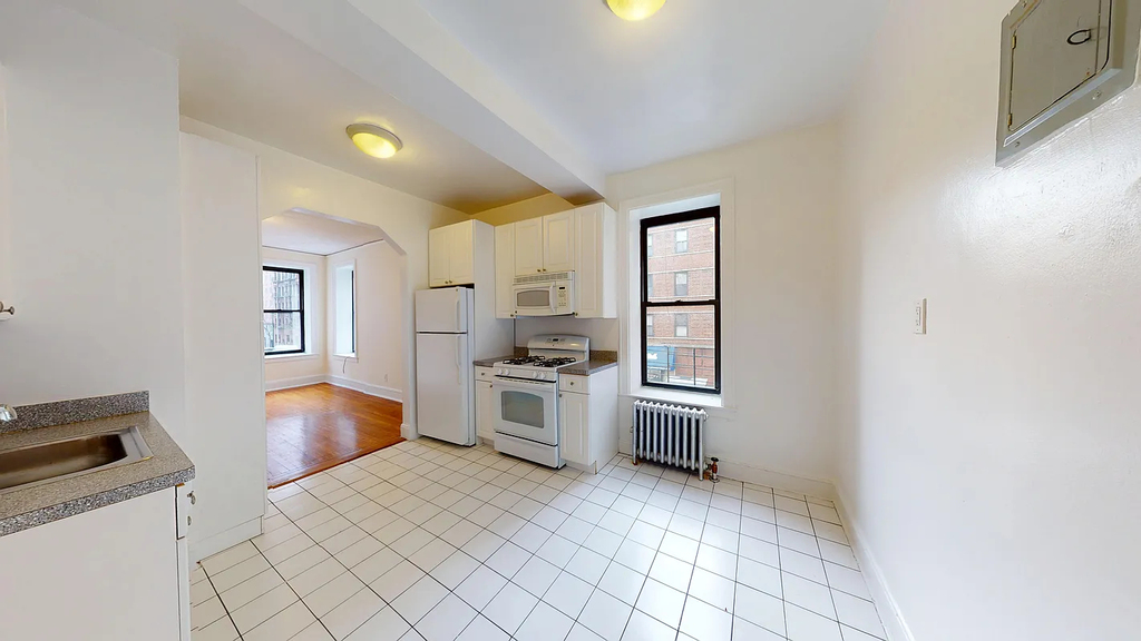 Cozy 2 bedroom East 38st Street - Photo 3