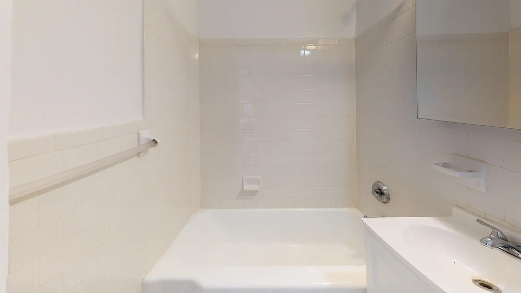 Cozy 2 bedroom East 38st Street - Photo 4