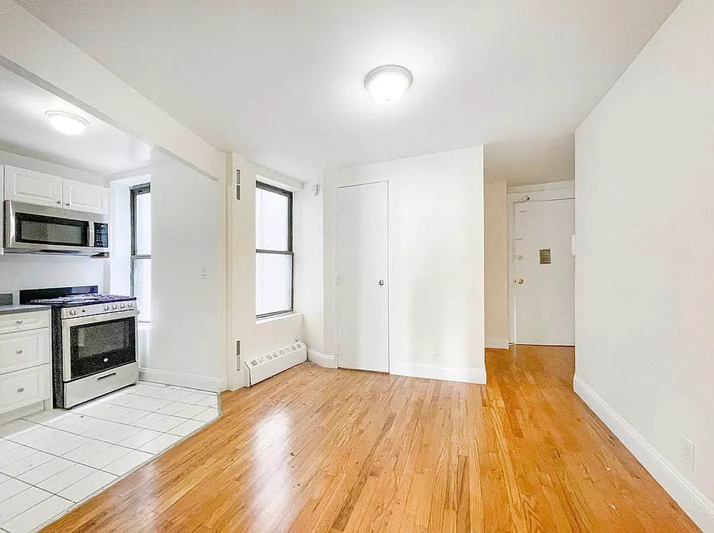 Untraditional railroad 2bed room apartment 516 East 80th Street - Photo 0