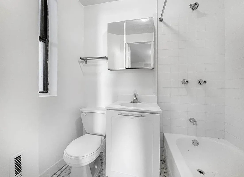 Untraditional railroad 2bed room apartment 516 East 80th Street - Photo 4