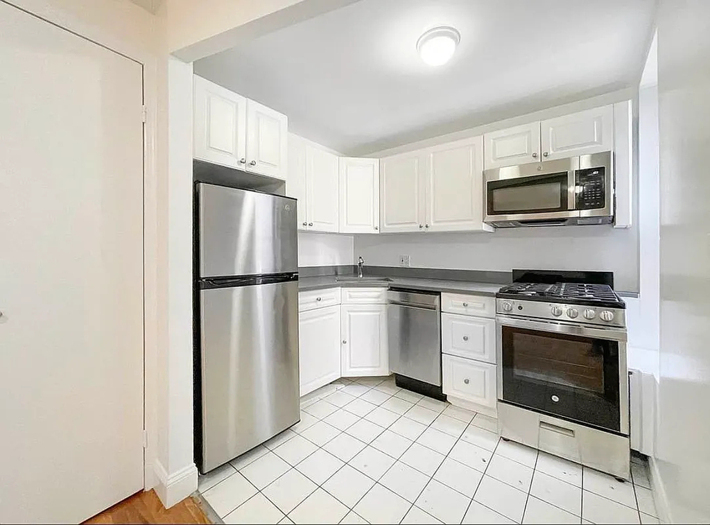 Untraditional railroad 2bed room apartment 516 East 80th Street - Photo 1
