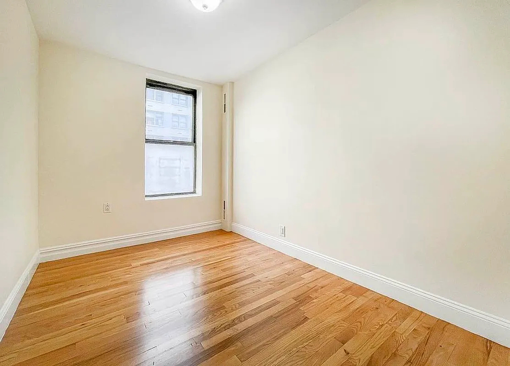 Untraditional railroad 2bed room apartment 516 East 80th Street - Photo 2