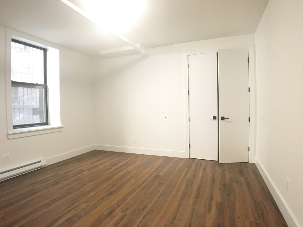 Nagle Avenue - Photo 3