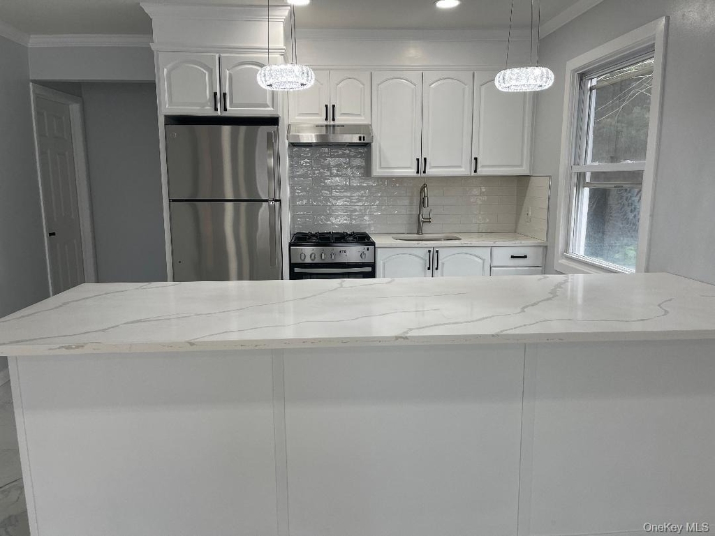 137 Pacific Boulevard - Photo 3