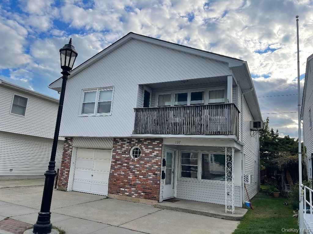 137 Pacific Boulevard - Photo 1