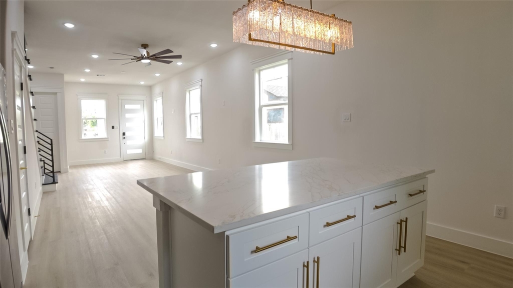 823 North Loop - Photo 5