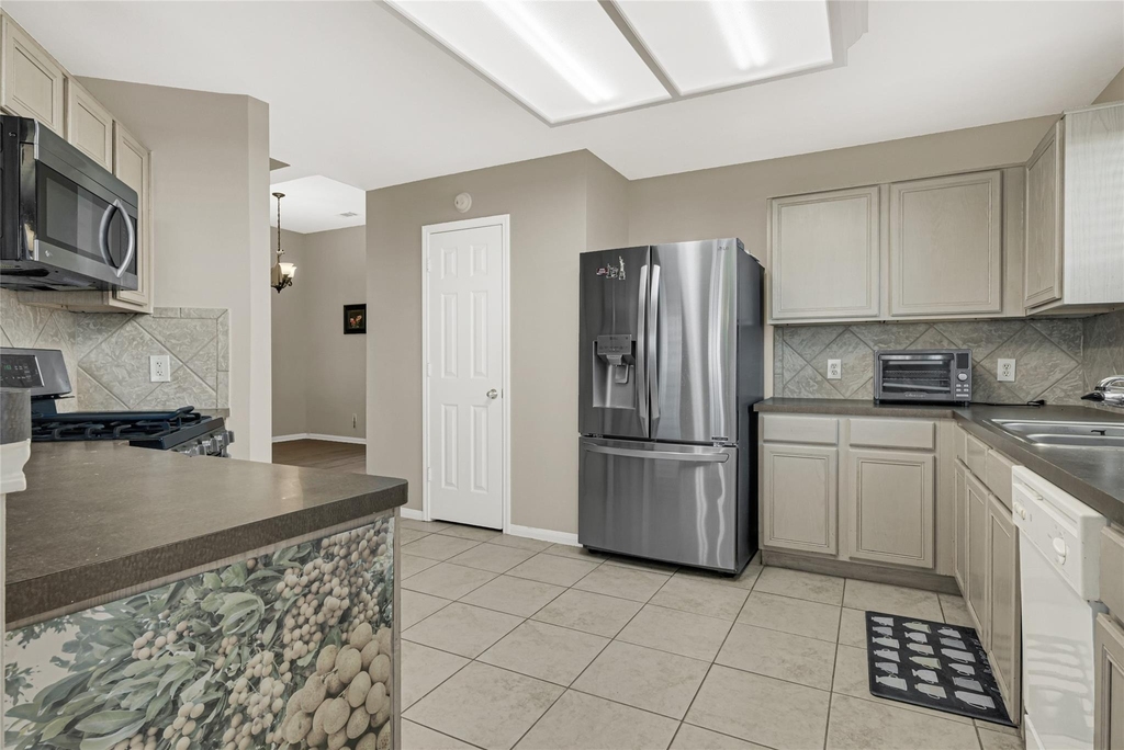 8123 Solara Bend - Photo 12