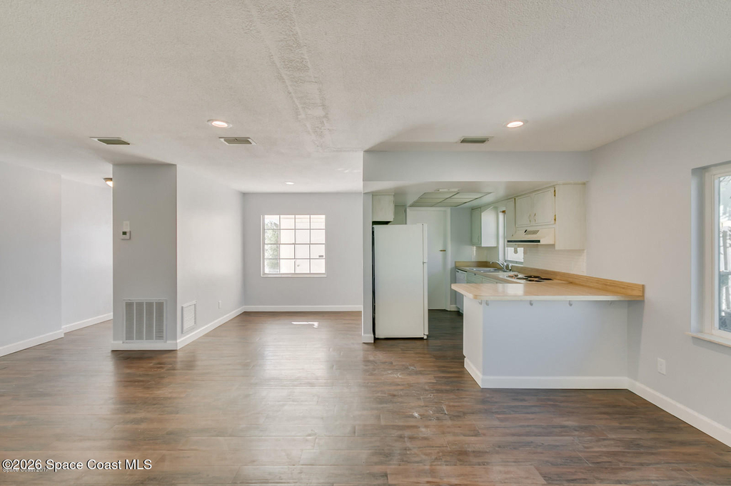 300 Amherst Avenue - Photo 5