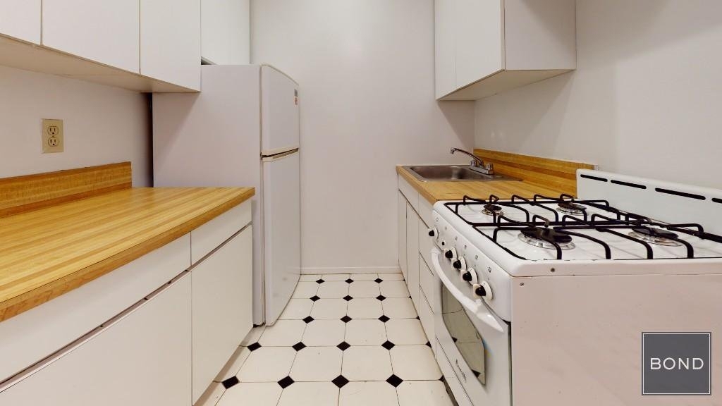 330 east 74th Street - Photo 3
