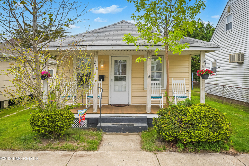 1842 Parkway - Photo 1