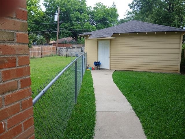 3728 Seguin Drive - Photo 2