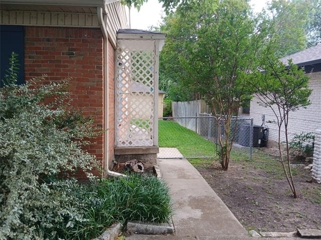 3728 Seguin Drive - Photo 4
