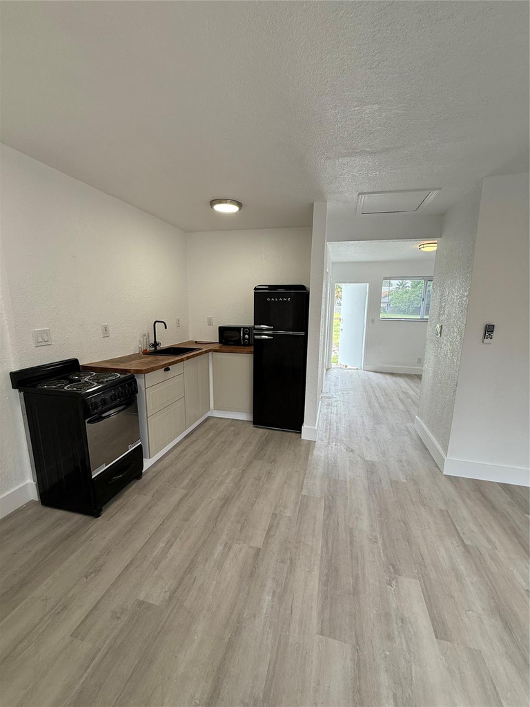 2213 Lincoln Street - Photo 0