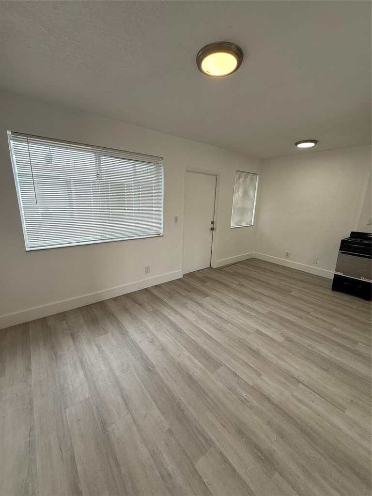 2213 Lincoln Street - Photo 4