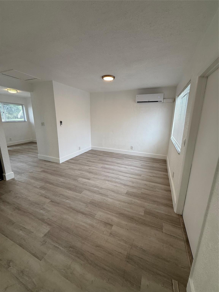 2213 Lincoln Street - Photo 2