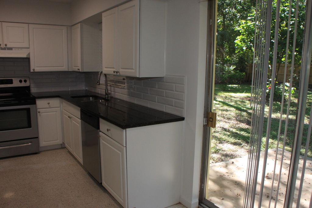 635 18th Place - Photo 5