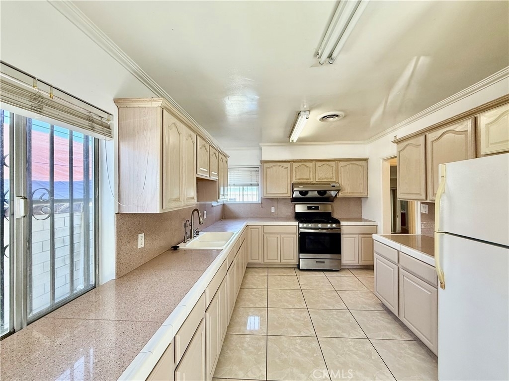 1712 Walnut St - Photo 3