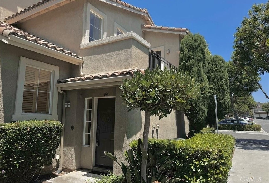 606 Larkridge - Photo 0