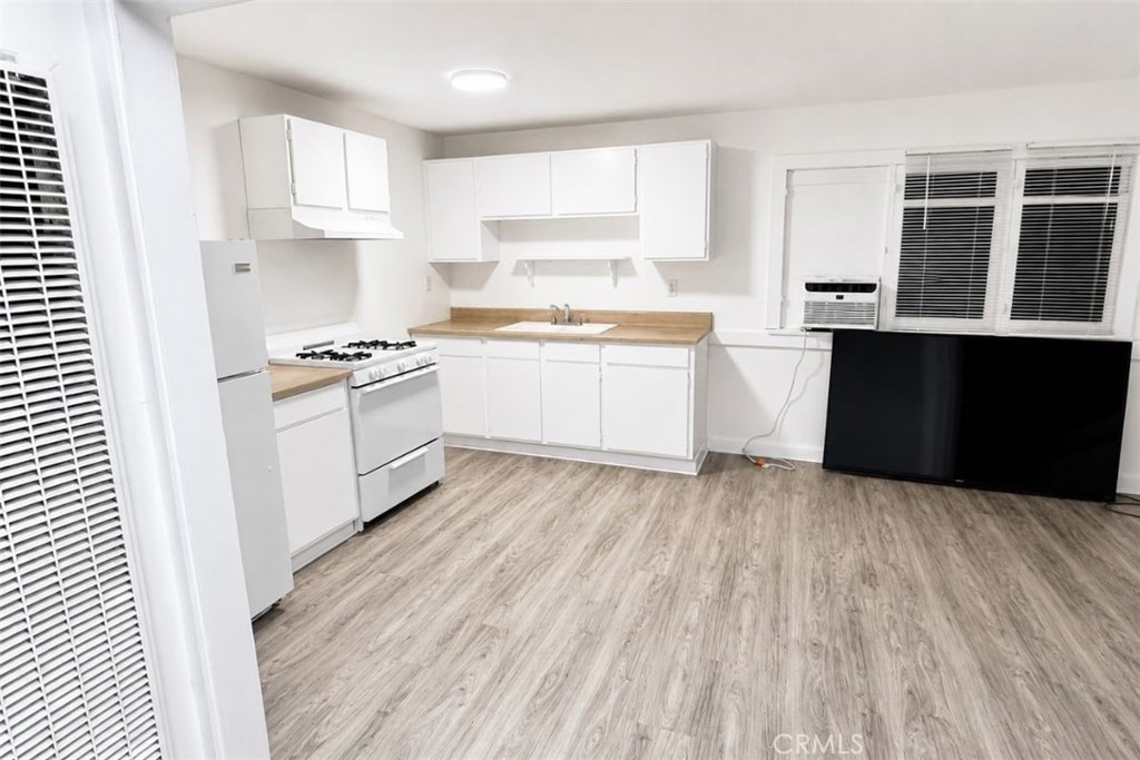 1007 E Maple St - Photo 1