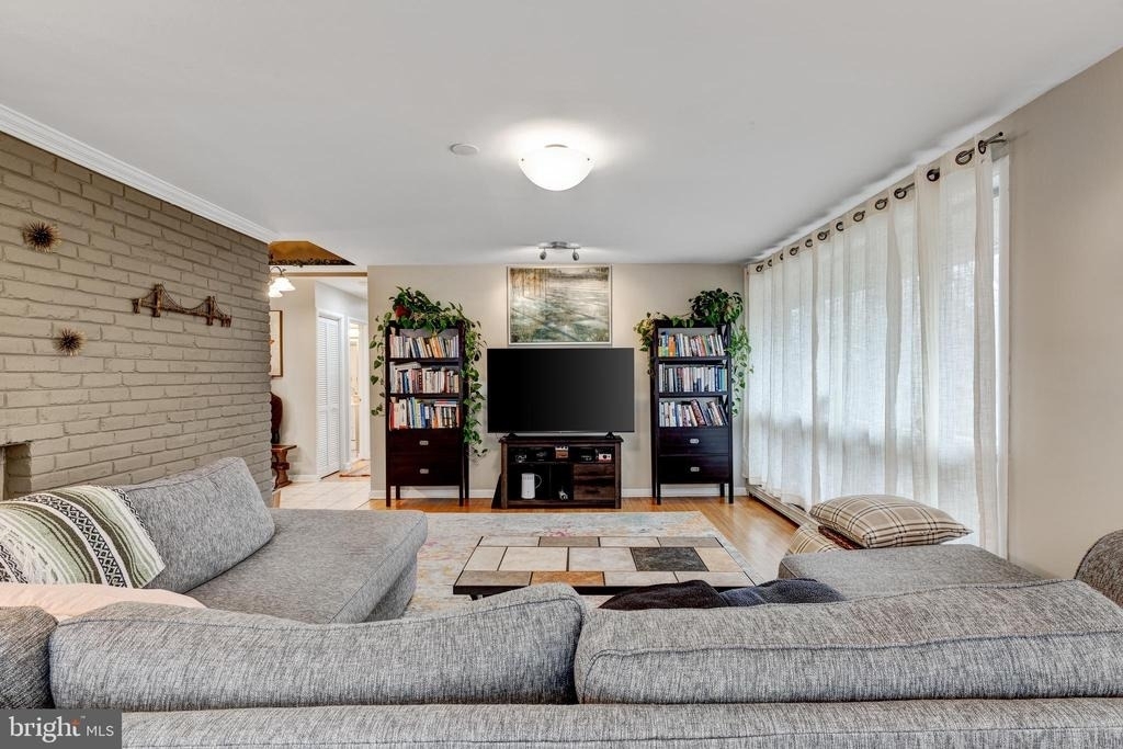 9920 Pinehurst Avenue - Photo 14