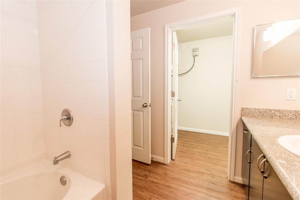 1401 E East 4th St - Photo 9